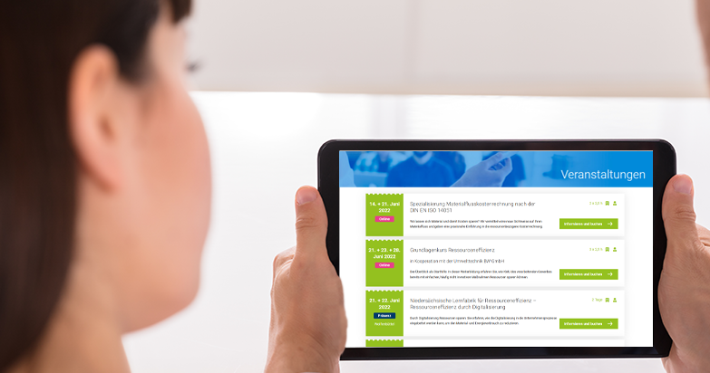 Das Bild zeigt eine Frau, die ein Tablet in der Hand hält. Auf dem Tablet ist die Website für das Qualifizierungsangebot des VDI Zentrums Ressourceneffizienz (www.qualifizierung-re.de) aufgerufen.