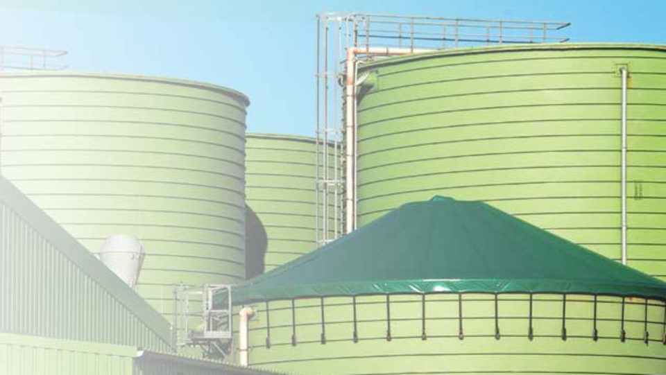 Das Bild zeigt hellgrüne, runde Kraftwerksgebäude.