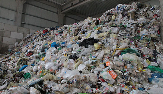 Das Bild zeigt einen Berg aus Kunststoff-Abfällen.