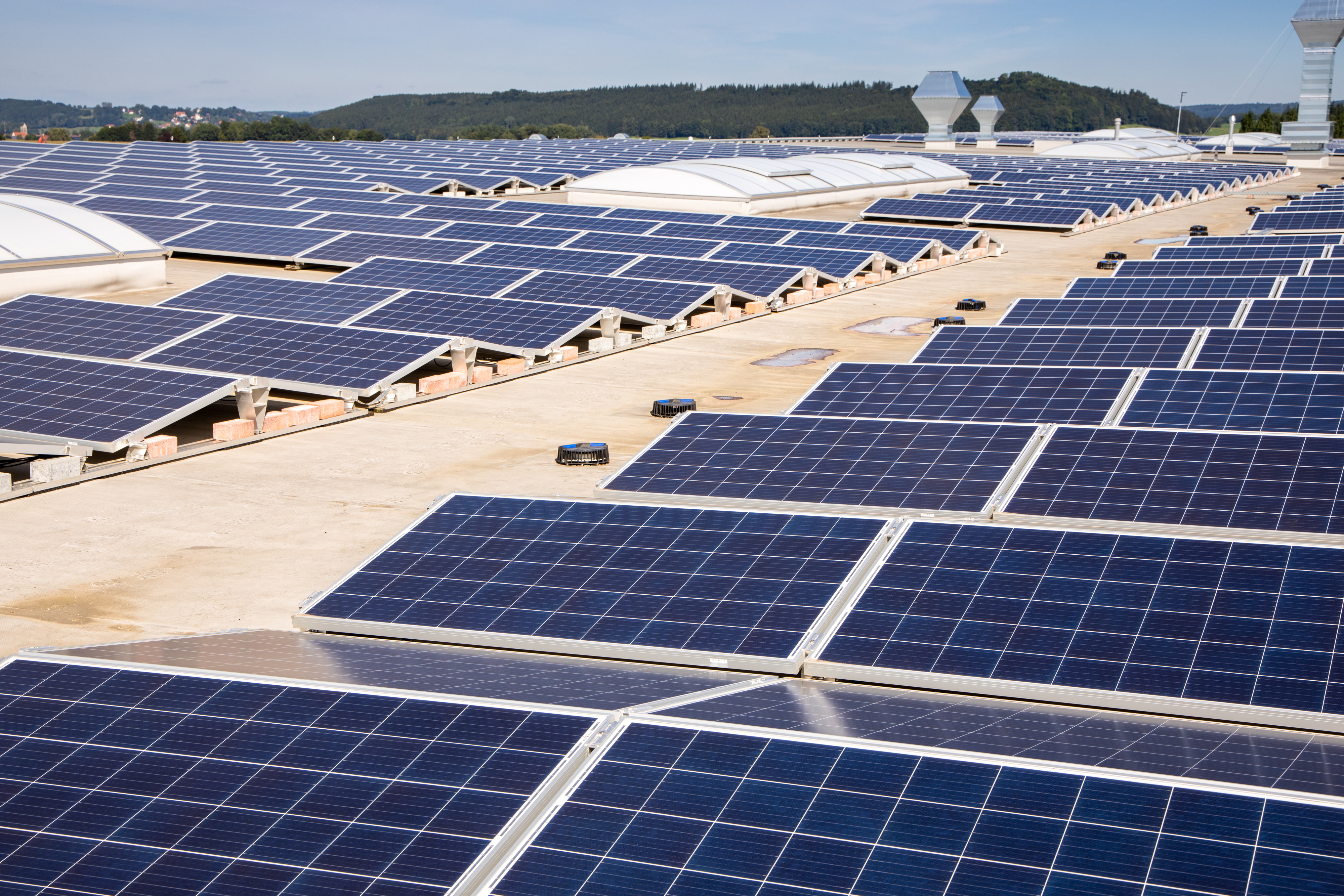 Das Bild zeigt mehrere Photovoltaik-Module auf verschiedenen Hausdächern.