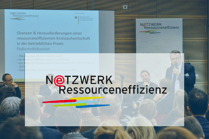Symbolbild für das Netzwerk Ressourceneffizienz. Im Vordergrund liegt das Logo auf dem Bild. Im Hintergrund sieht man eine Konferenzsituation.