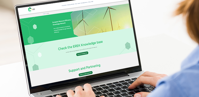 Das Foto zeigt einen aufgeklappten Laptop. Auf dem Bildschirm sieht man die Website des European Resource Efficiency Knowledge Networks (EREK).