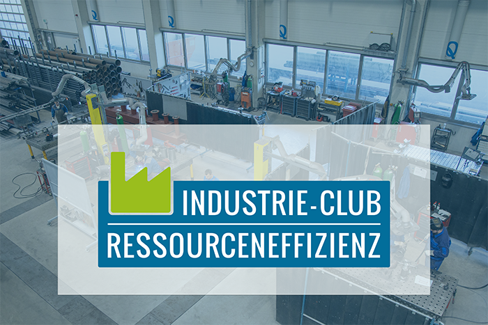 Symbolbild für den Industrie-Club Ressourceneffizienz. Im Vordergrund sieht man das Logo des Netzwerks. Im Hintergrund ist eine Industriehalle zu sehen. 