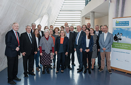 Das Bild zeigt die Teilnehmenden bei der 8. Sitzung des Industrie-Clubs Ressourceneffizienz in Berlin.