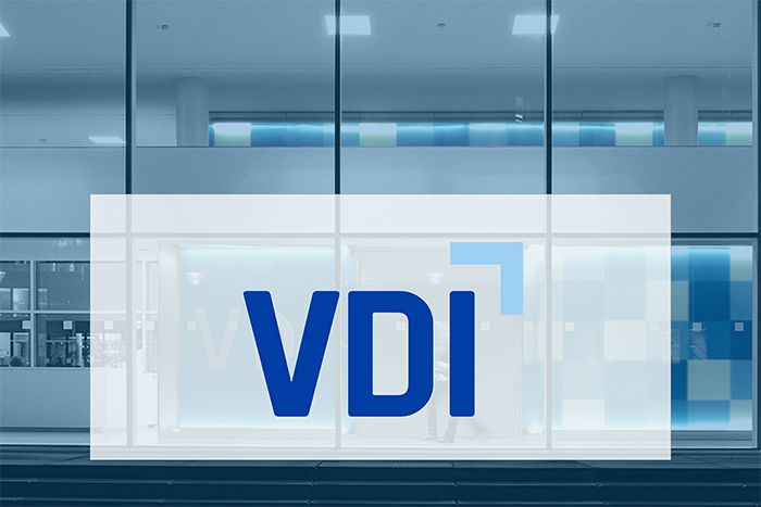 Symbolbild für den Verein Deutscher Ingenieure (VDI). Im Vordergrund liegt das VDI-Logo. Im Hintergrund sieht man eine Aufnahme von Fluren im VDI-Haus in Düsseldorf.